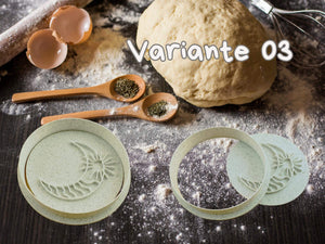 Mond Keks-Ausstecher 03 neben Teig und Gewürzen auf einer bemehlten Oberfläche, ideal für mystische Backkreationen.