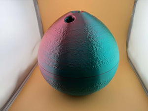 Bunte Garnschale mit Deckel und Fadenausgang, ideal für Strick- und Häkelprojekte.