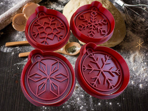 Weihnachts-Keks-Ausstecher in Schneeflocken-Designs aus rotem PETG-Kunststoff für festliche Plätzchen.