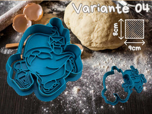 Niedlicher Weihnachtswichtel Keks Ausstecher neben Teig, Variante 04, in Blau auf bemehlter Arbeitsfläche, Maße 8x9 cm. 🎅✨