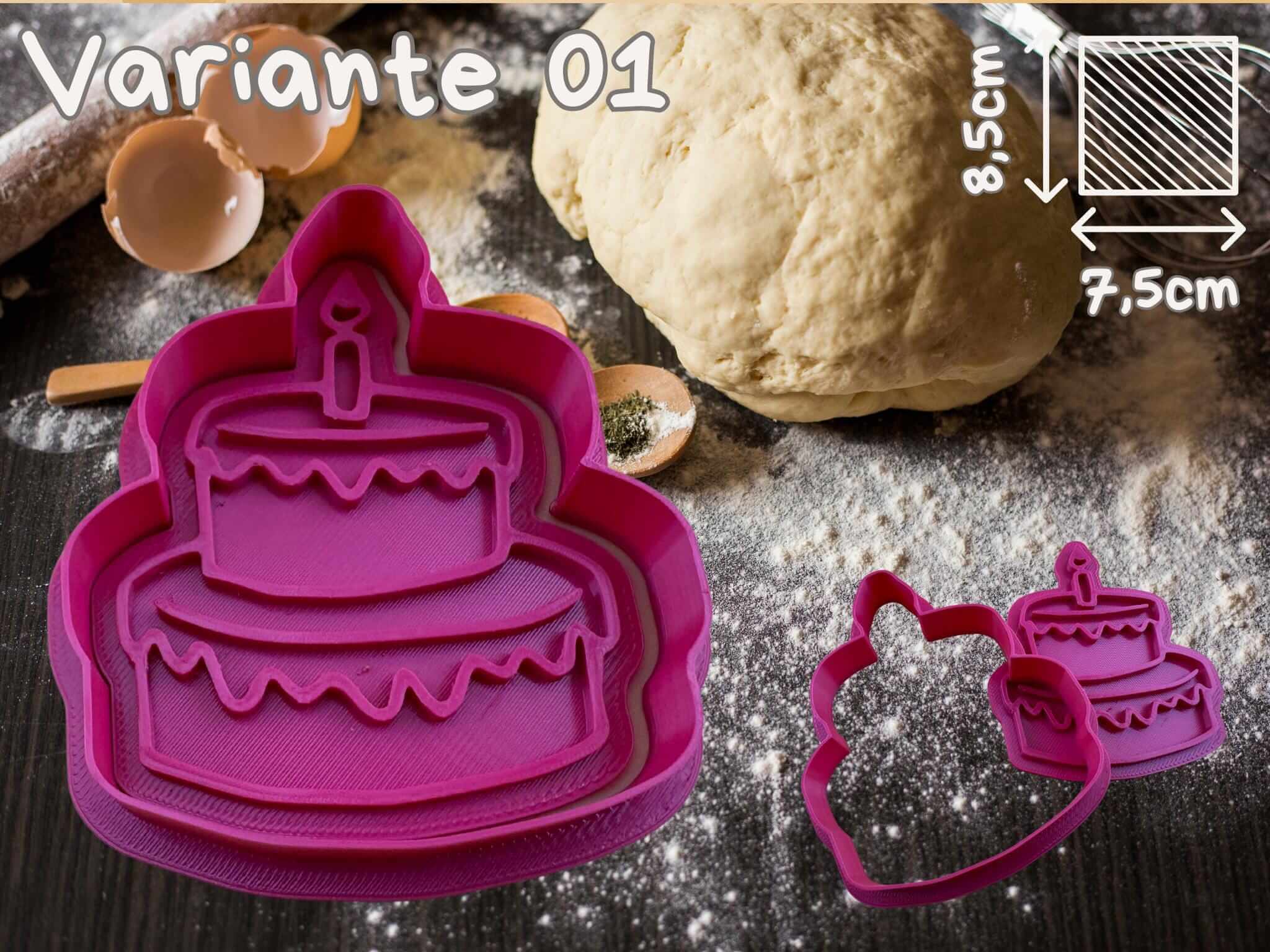 Geburtstagskuchen Keks-Ausstecher Set vor Teig auf bemehltem Tisch – Perfekt für kreative Backprojekte und festliche Anlässe!