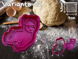 Niedliche rosa Lama Keks-Ausstechform auf Mehl-Dekor, ideal für kreative Backprojekte und Kinder.