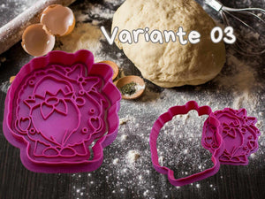 Niedlicher Weihnachts-Gnome Keks-Ausstecher in lila, perfekt für festliche Kekse, auf einem Backtisch.