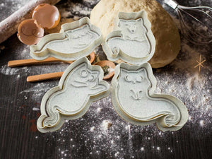 Geister-Katzen Keks-Ausstecher auf einer bemehlten Arbeitsplatte, ideal für gruselig-niedliche Halloween-Kekse für Katzenfans.