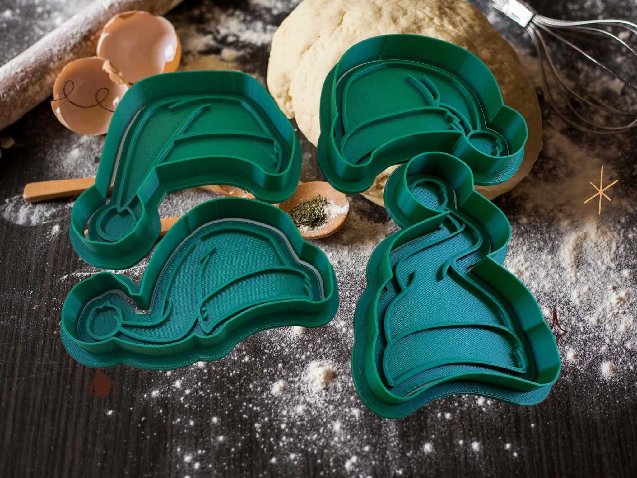 Weihnachtliche Keks-Ausstecher in Form von Weihnachtsmützen für festliche Plätzchenbäckerei.