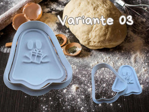 Niedliche Gespenster Keks Ausstechformen auf einem Tisch mit Teig für festliche Weihnachtskekse.