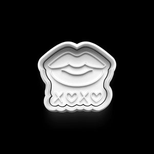 Valentinstag Keks Ausstecher in Kussform aus weißem PETG-Kunststoff auf schwarzem Hintergrund, ideal für romantische Backmomente.