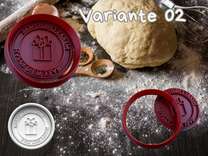 Weihnachts-Keksstempel und Teig auf bemehlter Arbeitsfläche, Variant 02 mit festlichem Motiv