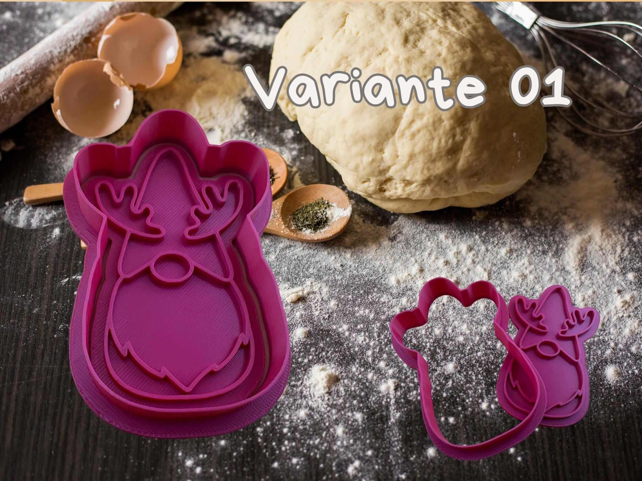 Magenta Weihnachtswichtel Keks Ausstecher Set auf bemehlter Küchenplatte mit Teig und Backzutaten.