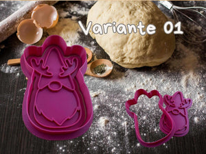 Magenta Weihnachtswichtel Keks Ausstecher Set auf bemehlter Küchenplatte mit Teig und Backzutaten.