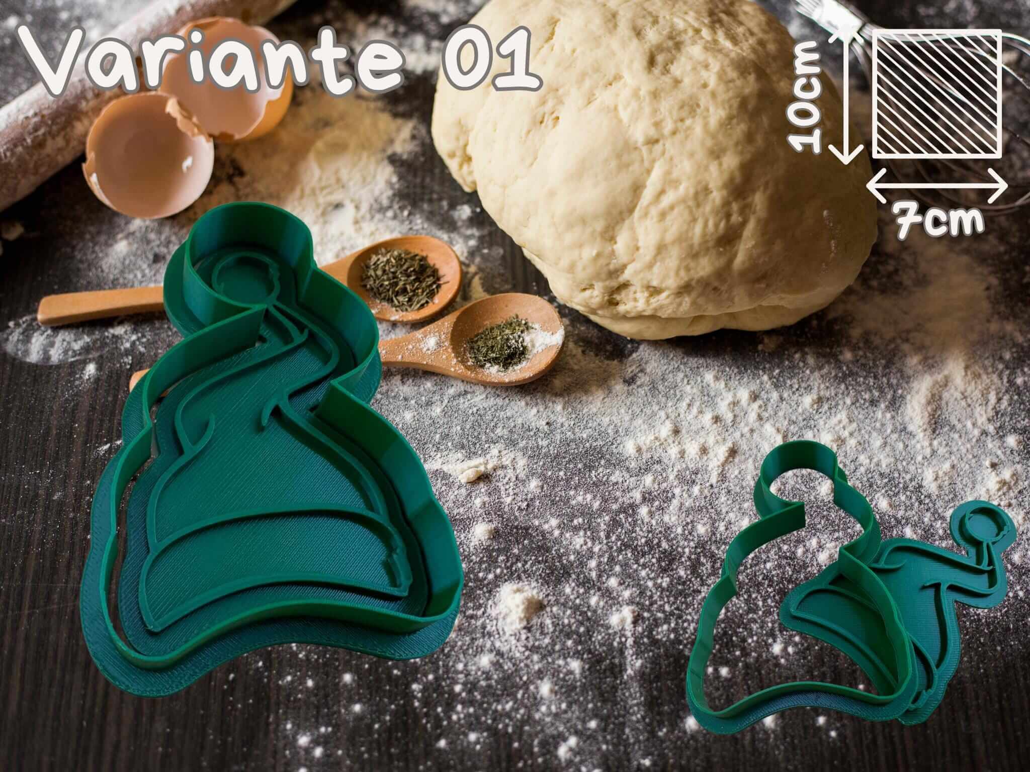 Weihnachtliche Keks-Ausstecher in Form von Mützen auf einer Tischoberfläche mit Teig.