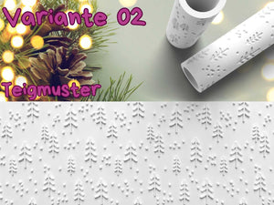 Weihnachtlicher Teigroller mit Tannenbaum-Muster für festliche Backkreationen, auf einer dekorativen Unterlage mit Lichtern und Zweigen.