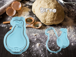 Birnen-Keks-Ausstecher auf Backtisch mit Teig, Herbstliches Back-Set