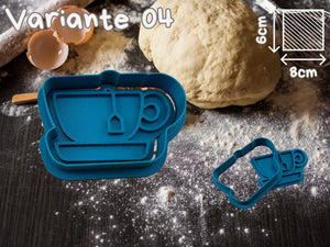 Teetasse-Keksausstecher im Winterwunderland-Design auf Mehltisch, perfekt für festliche Weihnachtsbäckerei.