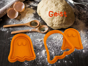 Halloween Keks-Ausstecher Set mit Geisterformen auf Mehl-Tisch, ideal für schaurige Kekse.