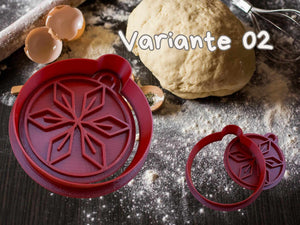 Weihnachts-Keks Ausstecher in Schneeflocken-Design auf Küchentisch mit Teig und Zutaten.