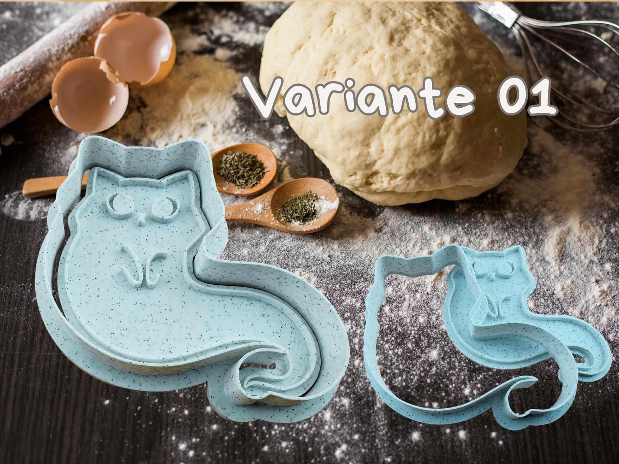 Geister-Katzen Keks-Ausstecher Variante 01 neben Teig und Backzutaten, bereit für gruselig-niedlichen Halloween-Backspaß.