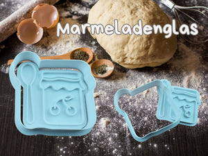 Marmeladenglas Keks-Ausstecher mit Teig und Backzubehör im Hintergrund, perfekt für herbstliche Kekse und kreative Backprojekte.