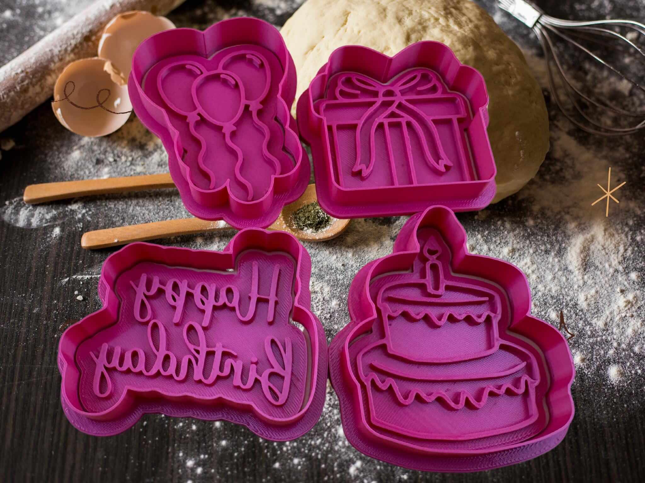Geburtstags Keks Ausstecher Set mit Torte, Geschenk, Luftballons und 'Happy Birthday' Design auf Backtisch