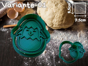 Ostern Keks Ausstecher Set mit Kükenform, ideal für Osterplätzchen, auf Mehl bestäubter Arbeitsfläche mit Teig und Eiern.