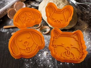 Hunde Keks-Ausstecher Set mit vier niedlichen Hunderassen-Motiven in orange, ideal für tierliebe Bäcker.