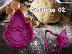 Weihnachtswichtel Keks Ausstecher Set vor Teig und Backzutaten für festliche Plätzchen, Variante 02 in lila.