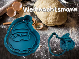 Weihnachtsmann-Keks-Ausstecher in blau auf Backunterlage mit Teig, ideal für festliche Kekse