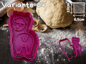 Lama Keks-Ausstecher aus pinkem PETG-Kunststoff auf einer bemehlten Arbeitsfläche mit Teig.