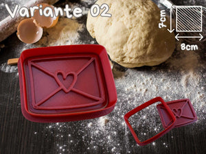 Valentinstag Keks Ausstecher Herzbrief-Design neben Teig, 8x7cm, ideal für romantische Backkreationen.