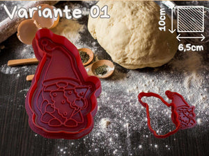 Weihnachtliche Keks-Ausstechform mit Wichtel-Motiv vor Teig und Gewürzen – perfekte Backhilfe für festlichen Spaß.