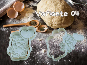 Gnome Keks-Ausstecher auf Mehlboden, ideal für festliche Keksformen und kreative Backprojekte.