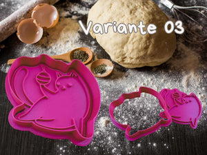 Weihnachtliche Katzen Keks-Ausstecher in Pink, liebevolles Katzenmotiv für kreative Bäcker:innen, vor einem Teig mit Gewürzen.