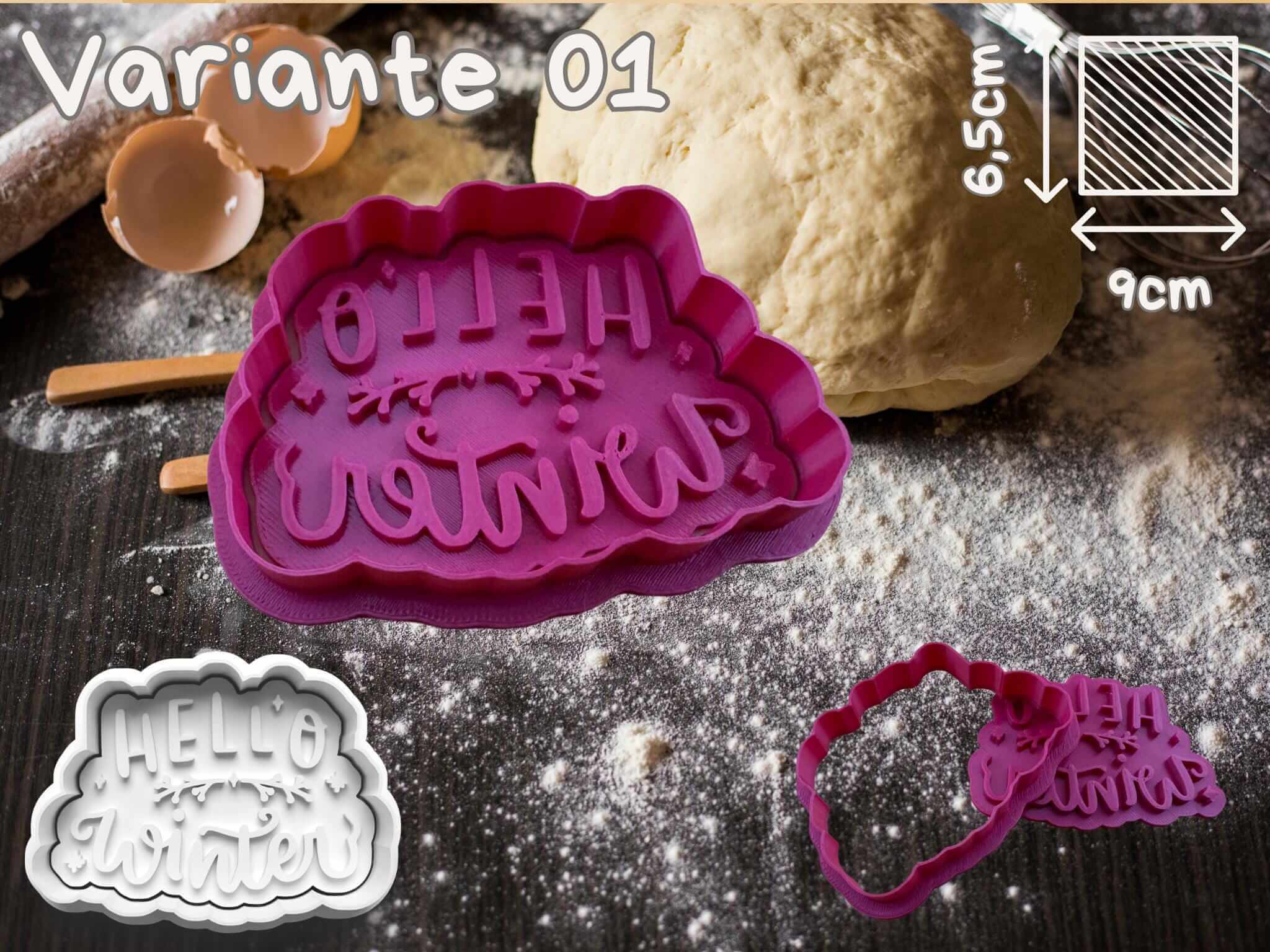 Keks-Ausstecher 'Hello Winter' aus PETG-Kunststoff, ideal für weihnachtliche Plätzchen, auf einer bemehlten Arbeitsfläche.