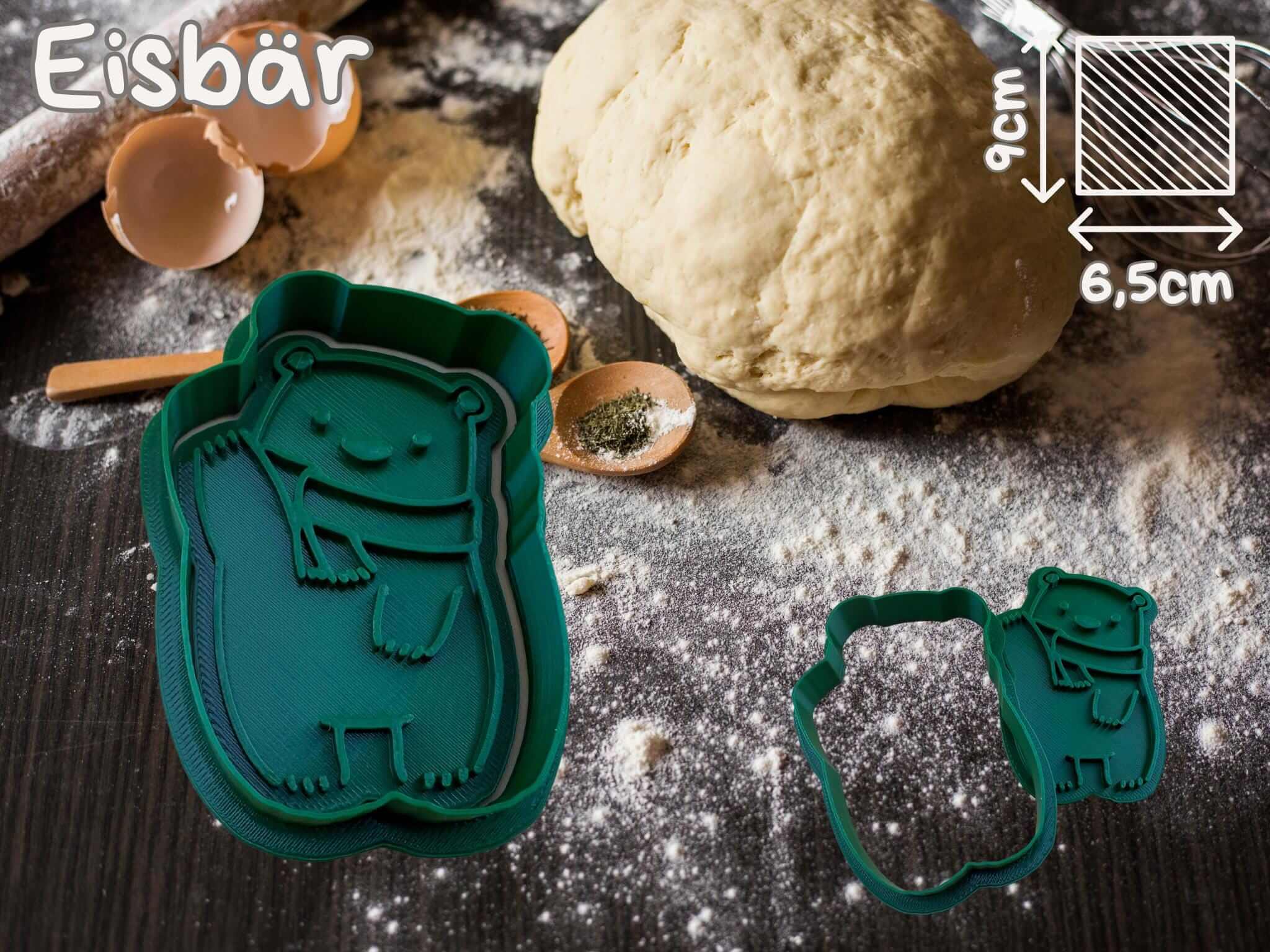 Winter Eisbär Keks-Ausstecher auf Mehlfläche, ideal für winterliche Plätzchen und Backspaß.