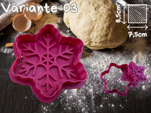 Winterliche Schneeflocke Keks-Ausstecher Set aus PETG-Kunststoff mit Teig im Hintergrund, perfekt für festliche Plätzchen.