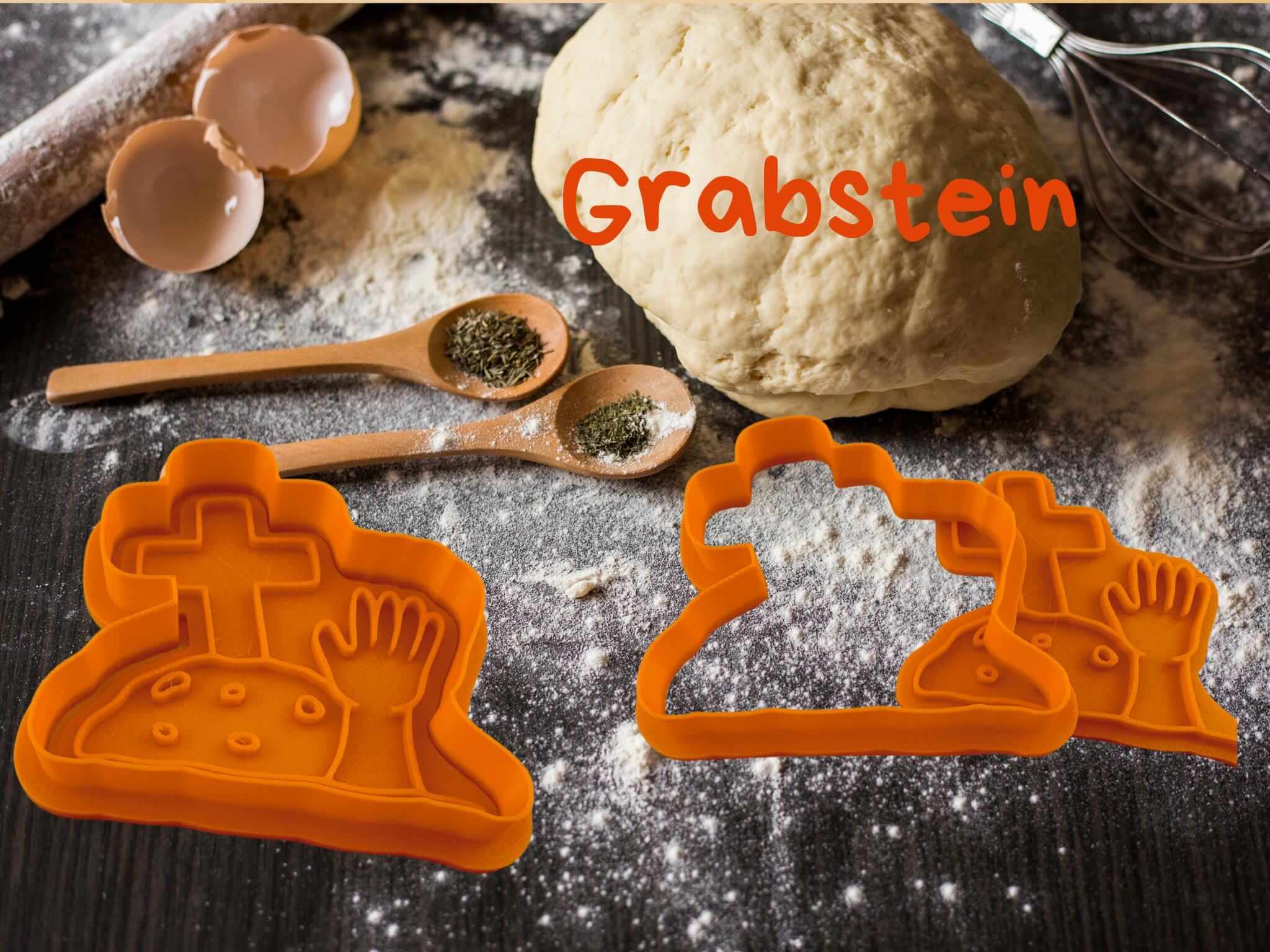 Halloween Grabstein Keks-Ausstecher auf Teig, neben Eiern und Gewürzlöffeln. Perfekt für schaurige Kekse und Halloween-Backspaß!