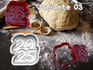 2025 cookie cutter set for New Year baking on a floured surface with dough and spices, labeled Variante 03.