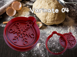 Schneeflocken Ausstecher aus rotem Silikon für Weihnachtskekse auf einem bemehlten Tisch.