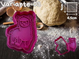 Niedliche Lama Keks-Ausstechform aus PETG-Kunststoff auf Teig, ideal für kreative Backprojekte.