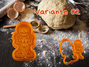 Orange Skelett-Keksausstecher in der Küche mit Teig und Backzutaten, perfekte Halloween-Backform für gruselige Plätzchen.