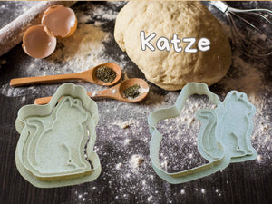 Halloween Keks-Ausstecher Katze neben Teig und Gewürzen, bereit zum Kekse backen.