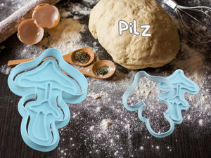 Herbstliche Pilz-Keks-Ausstecher auf Backtisch mit Teig und Eiern, perfekt für kreative herbstliche Kekse und Fondant.
