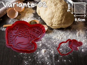 Red gnome cookie cutter on a floured surface with dough and eggs, surrounded by baking tools. Text: 'Variante 02' with dimensions.