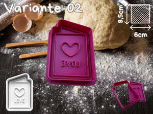 Herzschloss Ausstecher Set für Kekse und Fondant auf bemehltem Tisch mit Teig und Nudelholz, perfekt für romantische Anlässe.