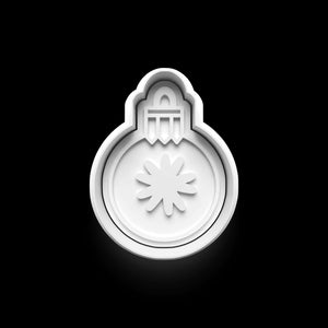 Elegante Christbaumkugel Keks-Ausstecher in Weiß für festliche Weihnachtsplätzchenbäckerei.