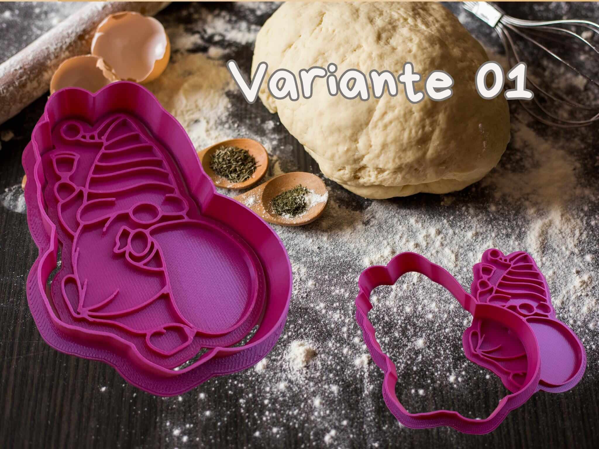 Niedlicher Weihnachts-Gnome Keks-Ausstecher in lila auf einer bemehlten Arbeitsfläche, umgeben von Zutaten.