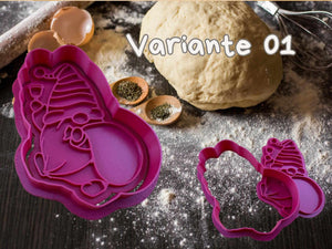 Niedlicher Weihnachts-Gnome Keks-Ausstecher in lila auf einer bemehlten Arbeitsfläche, umgeben von Zutaten.