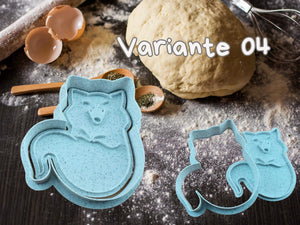 Geister-Katzen Keks-Ausstecher mit Teig und Zubehör, perfekte Halloween-Backform in Geisterkatze-Design auf einem Küchentisch.