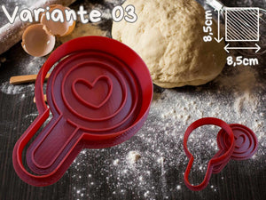 Herzballon Keks-Ausstecher in rot auf Tisch mit Teig – Perfekt für Valentinstag und höchst detailreiche Plätzchen.