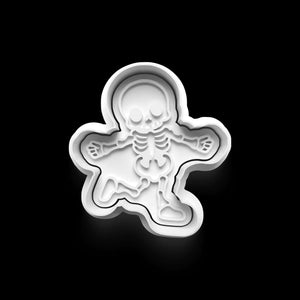 Halloween Skelett-Keksausstecher in tanzender Pose auf schwarzem Hintergrund, ideal für gruselige Keksdekorationen.